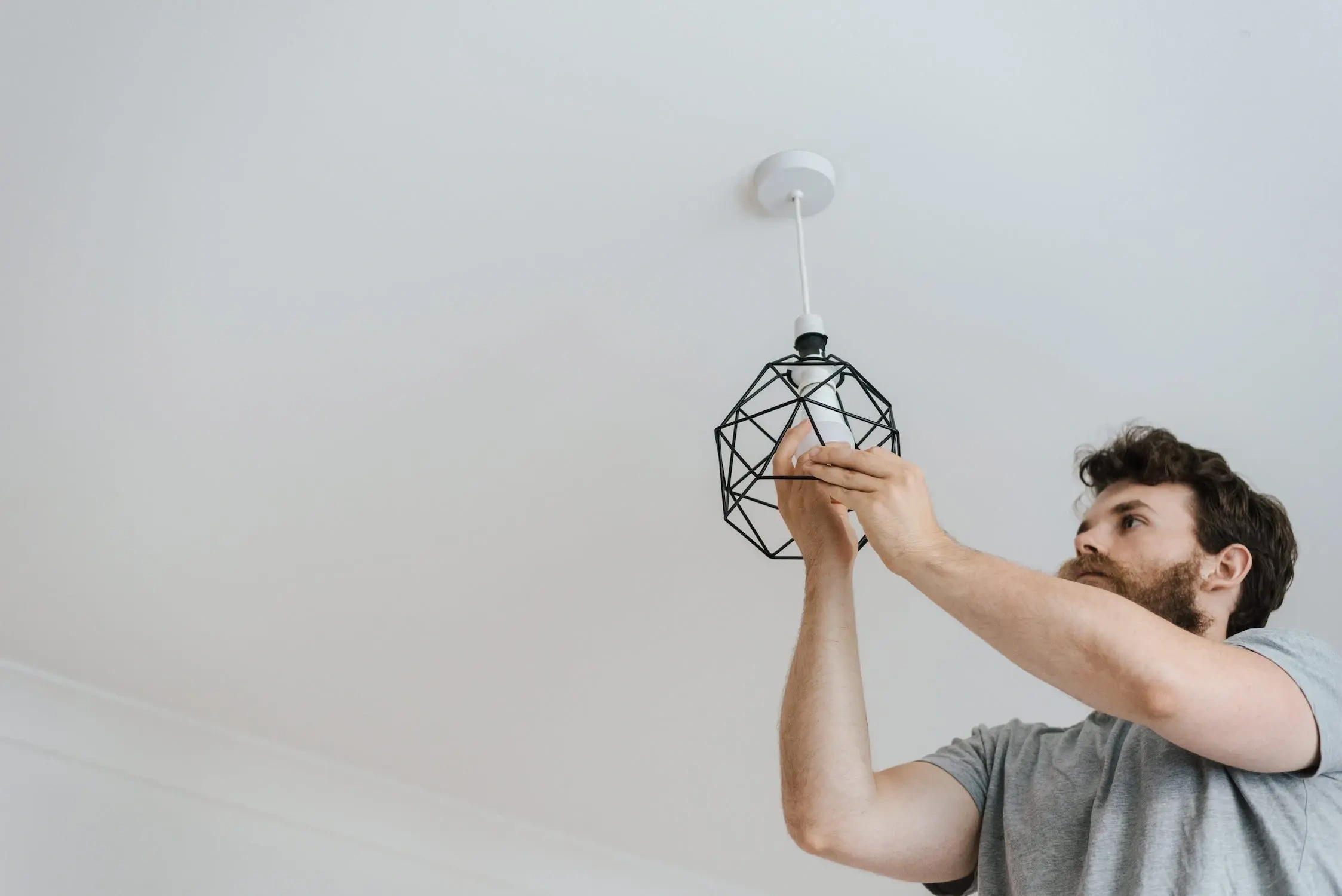 Sådan Installerer Du En Lampe Korrekt Og Sikkert