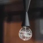 Hvordan hænger man en lampe op? Nem guide i 3 trin