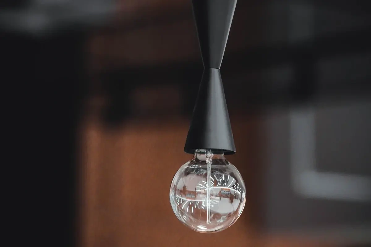 Hvordan hænger man en lampe op? Nem guide i 3 trin